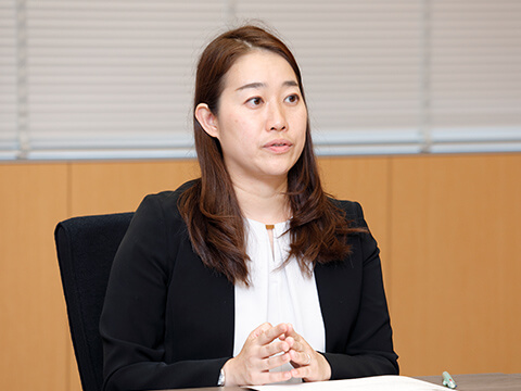 経営企画部 サステナブル推進グループ 稲留 真央 法学部 法律学科 中途入社
